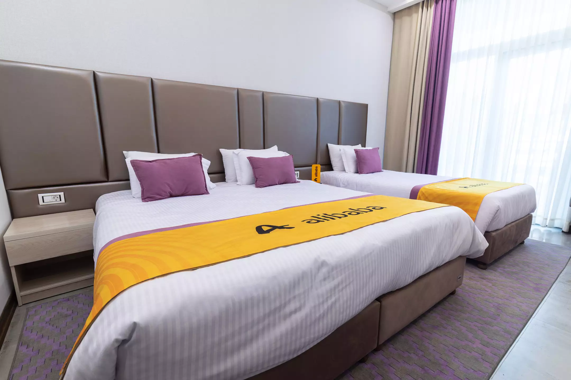 هتل سفید کنار بندر انزلی